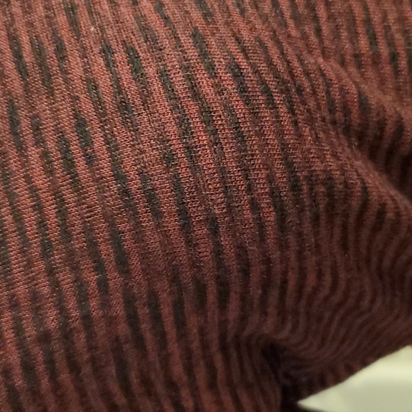 🎄5/$30🎄New Stripped V Top - Picture 2 of 7